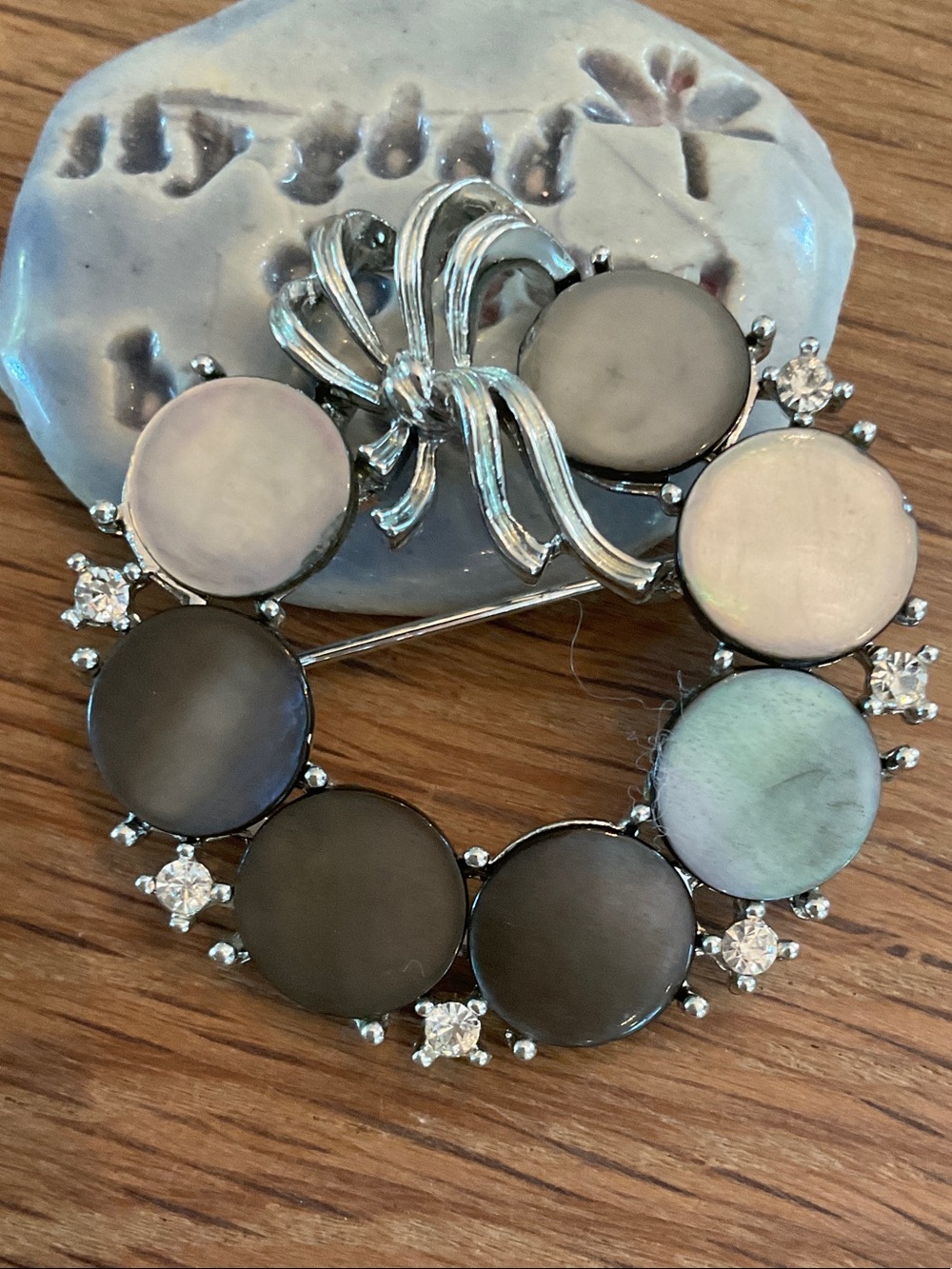 Vintage Lisner Silver Tone Wreath Brooch Mid 20th Century Mother Of Pearl